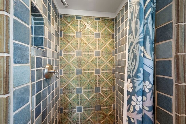 Building Photo - Kensington Exceptional Location 4Bed 3.5 Bath Private Gated Spanish Estate like property