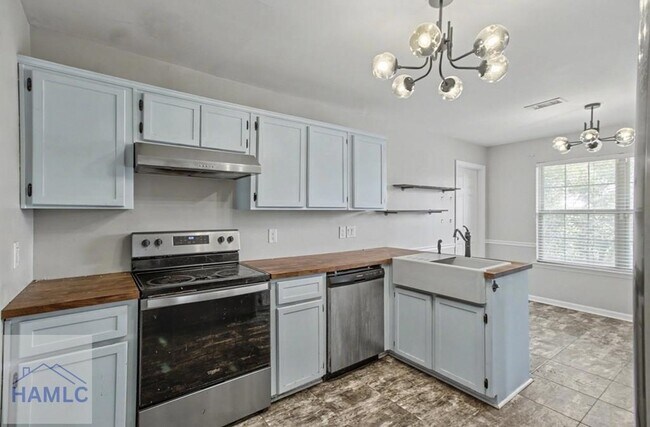 Building Photo - 404 Clairemore Ct