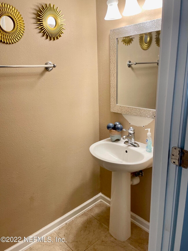 Building Photo - 8101 SUMMER PALM Ct