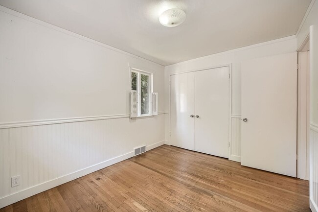 Building Photo - Ideally Located 3 Bed 2 Bath Lake Forest P...