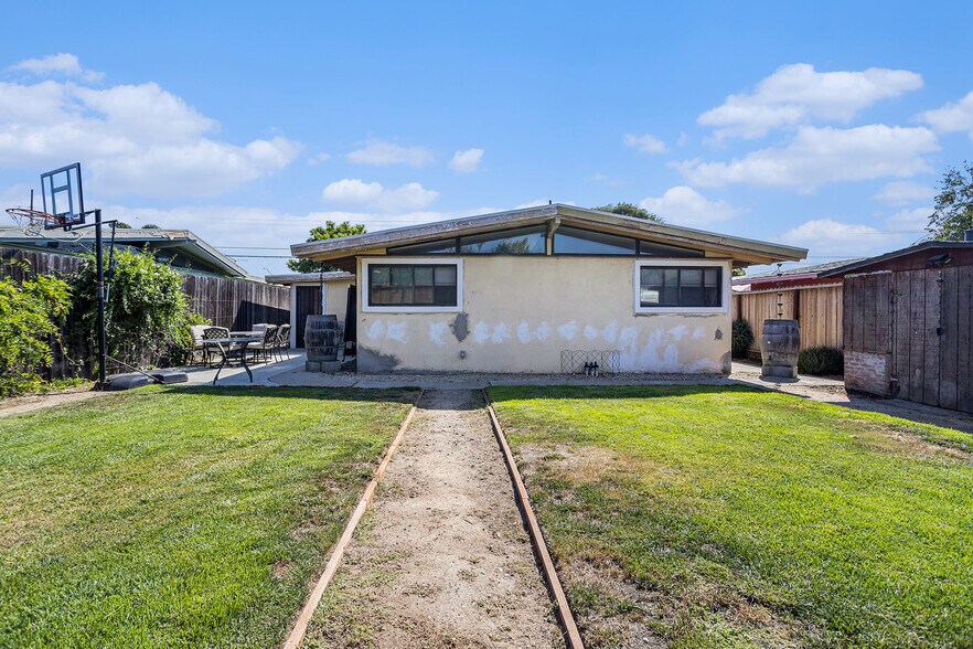 Building Photo - 27727 Orlando Ave