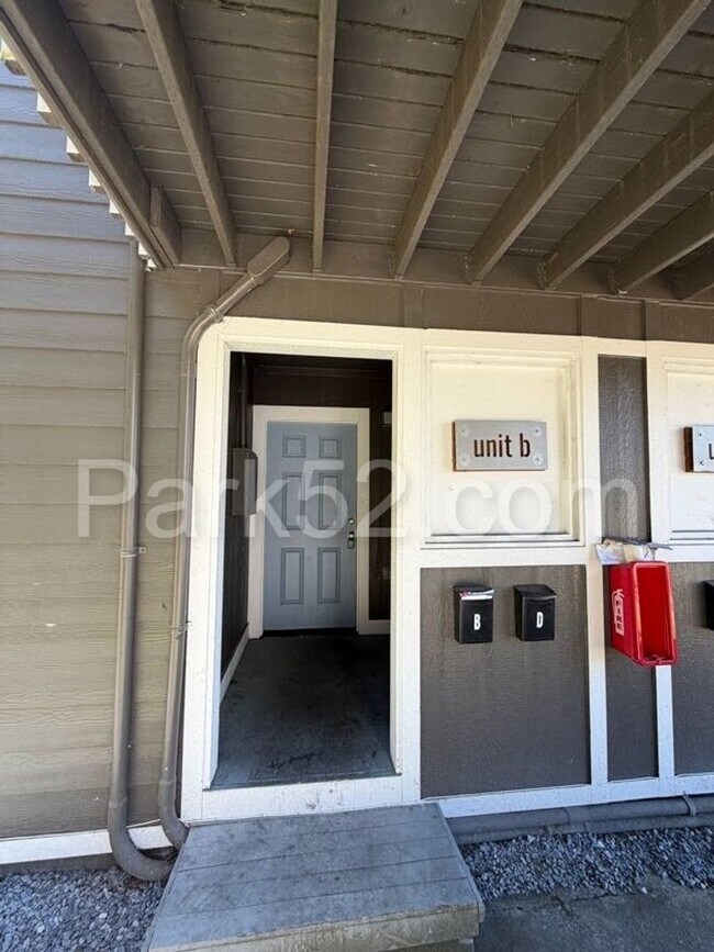 Building Photo - 1 Bed 1 Bath Tacoma Apartment - Small Pet Friendly