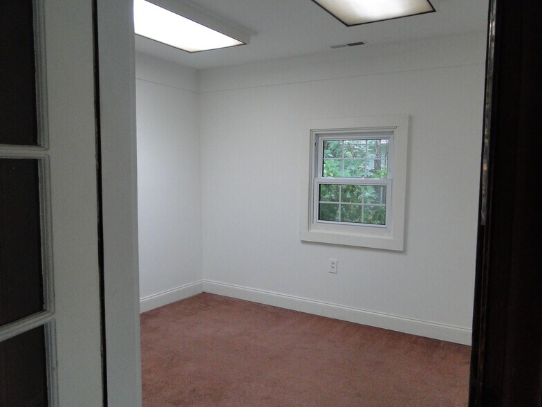 Building Photo - 106 Pine St
