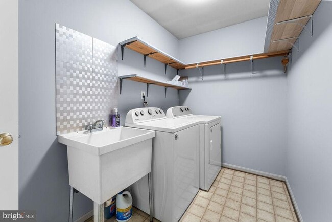 Building Photo - 8009 Frontier Dr