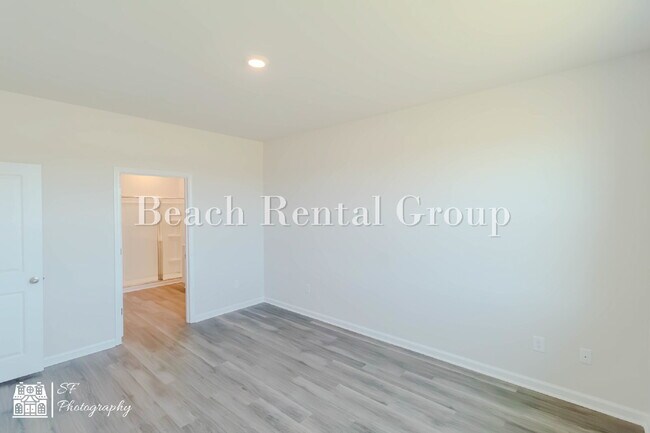 Building Photo - Modern Features, Classic Comfort!