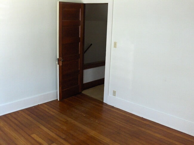 Building Photo - 927 Forest Ave