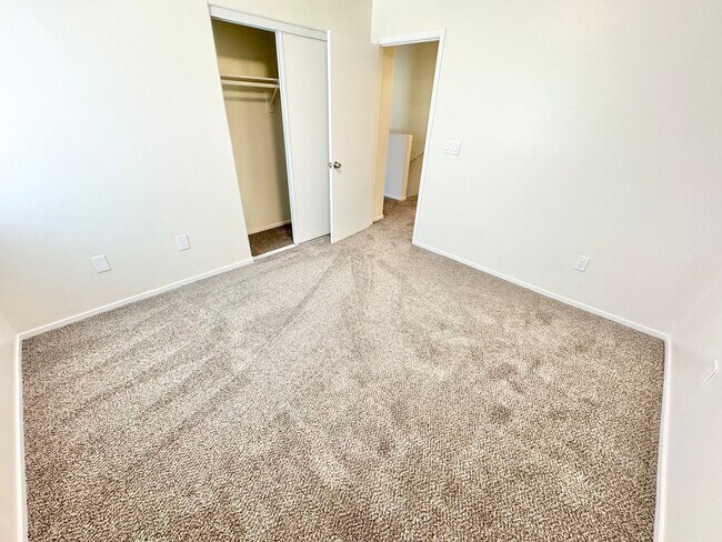 Building Photo - BEAUTIFULLY UPDATED SOUTHWEST LAS VEGAS TOWNHOME WITH NEW KITCHEN AND FLOORING
