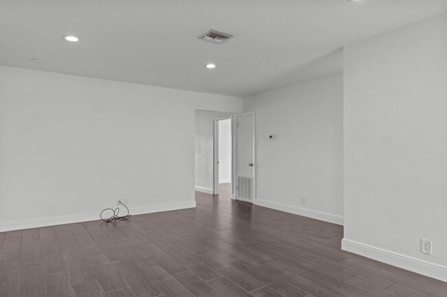 Building Photo - 2133 NE 56th Ct