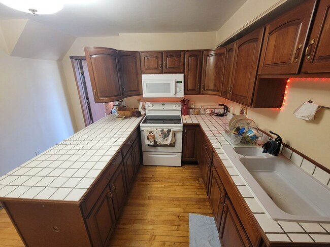 Building Photo - AVAILABLE JULY - 2 BED 1 BATH