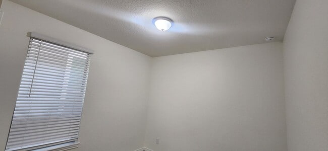 Building Photo - 5-Bedroom 3-Bathroom Home Walking distance to USAA and just mins from Medical Center and UTSA