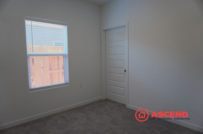Building Photo - Spacious 4 Bed/2 Bath Brand New Build! in Bakersfield's Desirable 93311 Area — Solar, Garage & Fu...