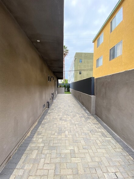 Building Photo - 545 N Kingsley Dr