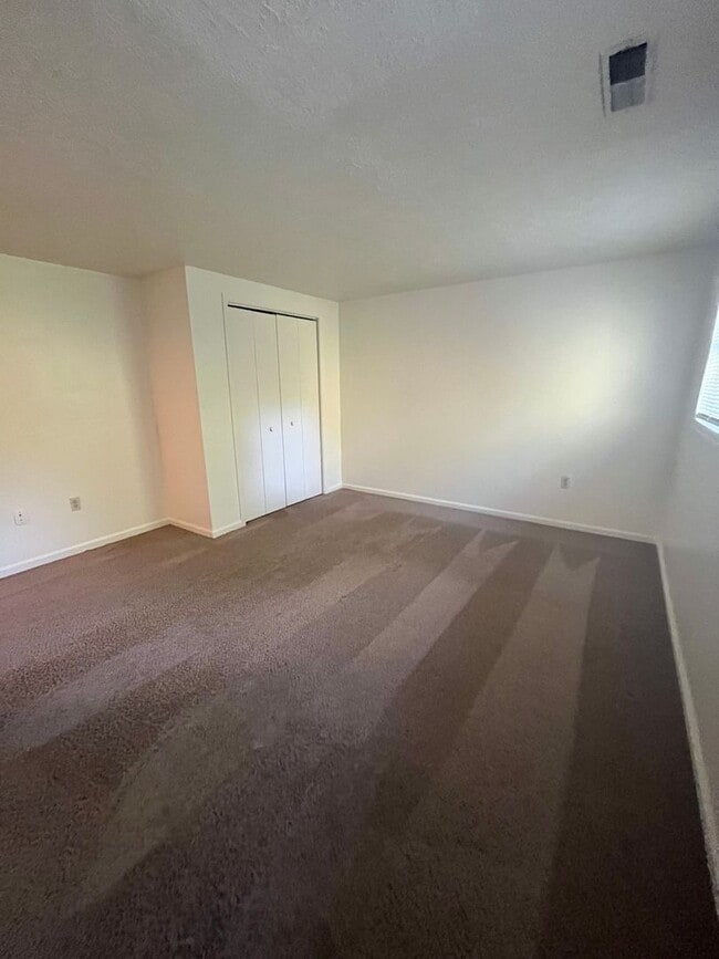Building Photo - 4 Bedroom 2 Bath Single Family Home
