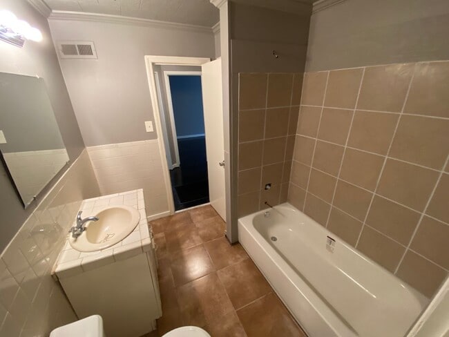 Building Photo - JANUARY MOVE IN SPECIAL!! FIRST MONTH FREE!