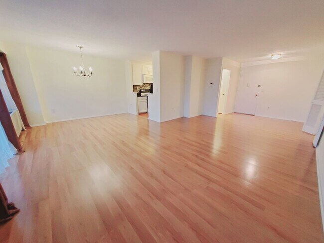 Building Photo - 44 Strawberry Hill Ave