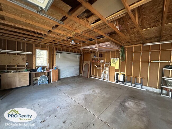 Building Photo - 3 Bedroom House **$1,000.00 off December's Rent with a December 2025 Move In**