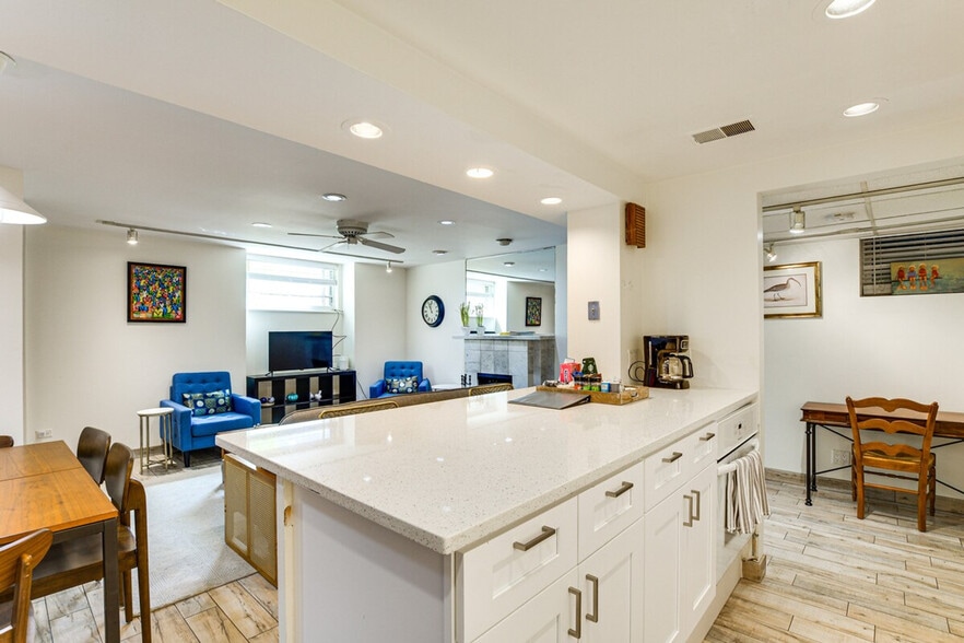 Building Photo - 2238 N Geneva Terrace