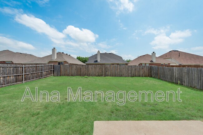 Building Photo - 2640 Lake Ridge Dr
