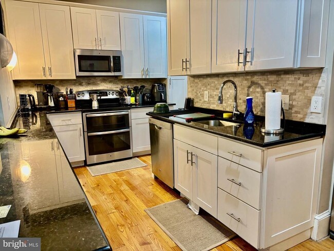 Building Photo - 300 Lombard St