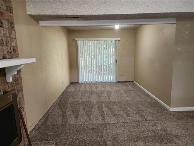 Building Photo - **PENDING APPLICATION**Beautiful 3 Bed 1.5...