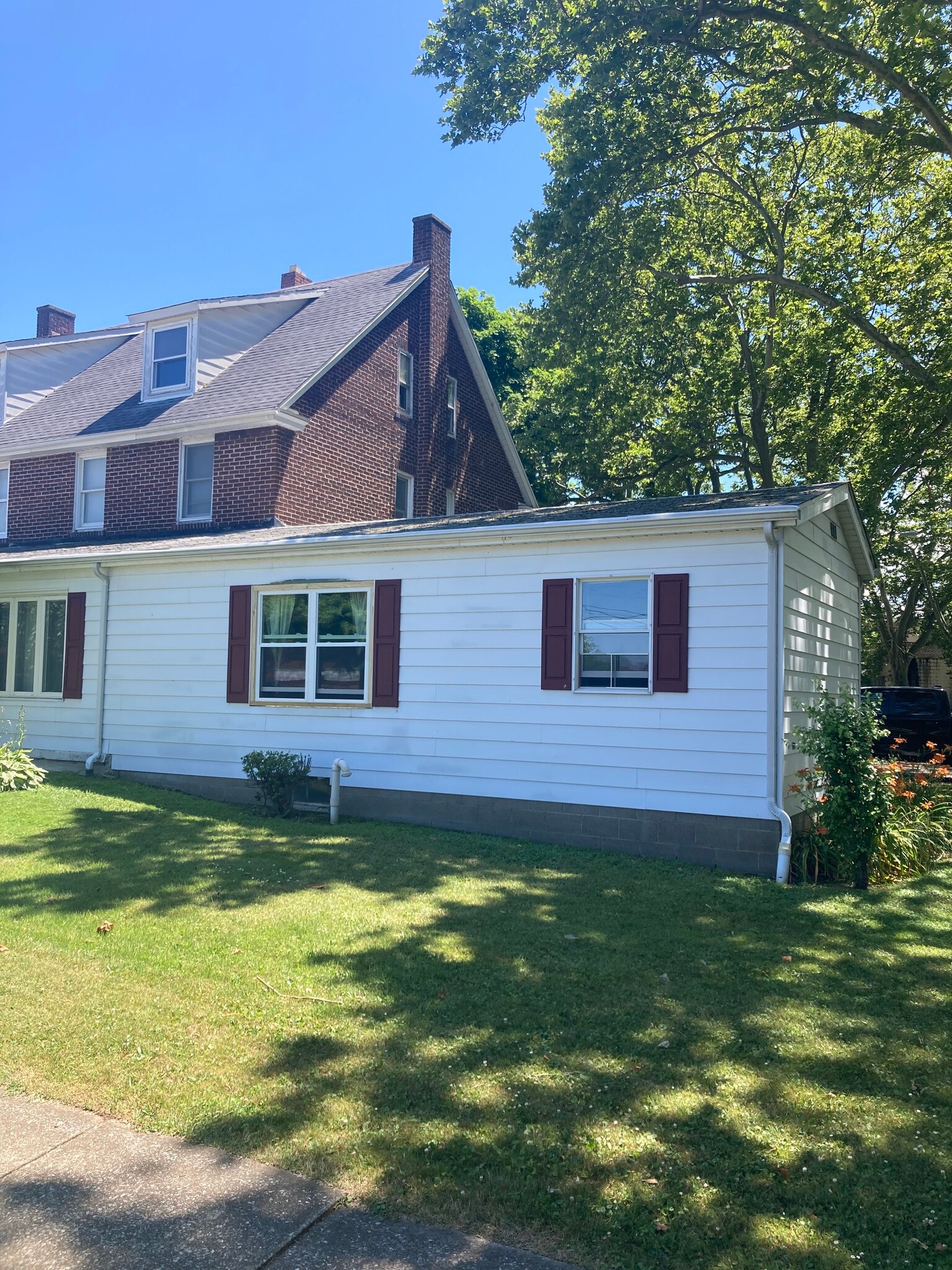 Building Photo - 4207 Iroquois Ave