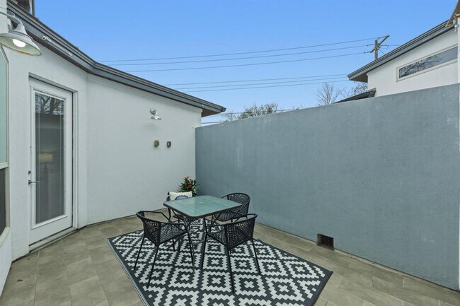 Building Photo - 1405 Camelot Cir