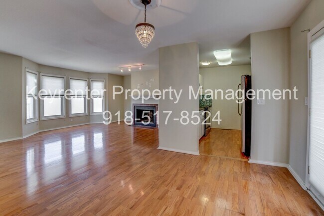 Building Photo - Riverview - Stunning 2 bed 2 bath Townhouse Great Location