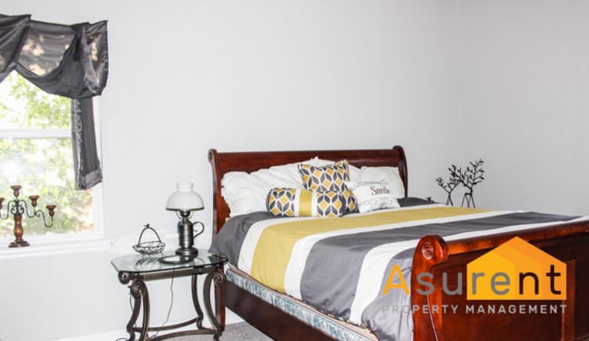 Building Photo - 2 bedroom 1.5 Bathroom with washer and Dry...