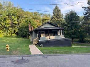 Building Photo - 2 Bedroom 1 Bathroom House For Rent