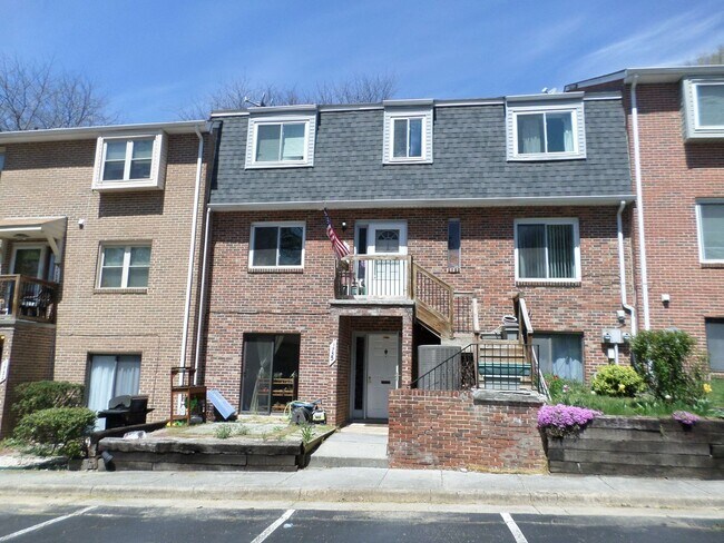 Building Photo - 3 Bedroom 2 Bath Townhouse