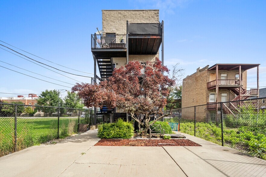 Building Photo - 2539 W Warren Blvd