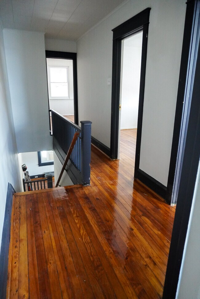 Building Photo - 427 Custer Ave