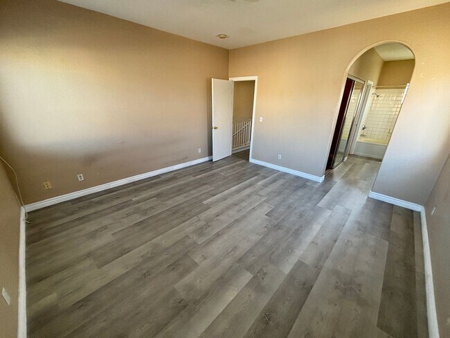 Building Photo - Beautiful 3Bed/2Bath/2Car residence located in Sunrise Manor / Winterwood area