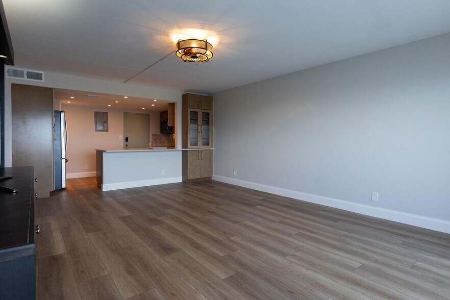 Building Photo - 2100 S Ocean Dr