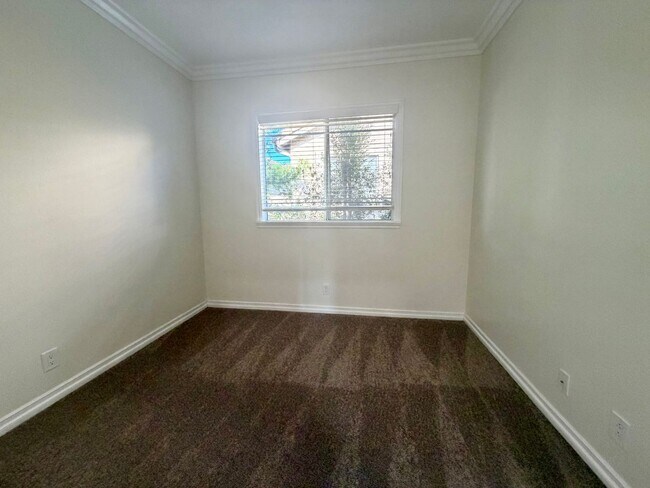 Building Photo - 3 be 2 bath Beautifully Updated Home in Gated Community