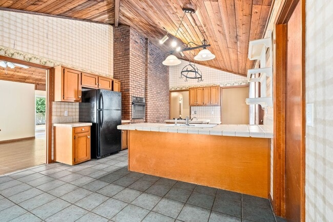 Building Photo - 4Bed/2Bath Available!