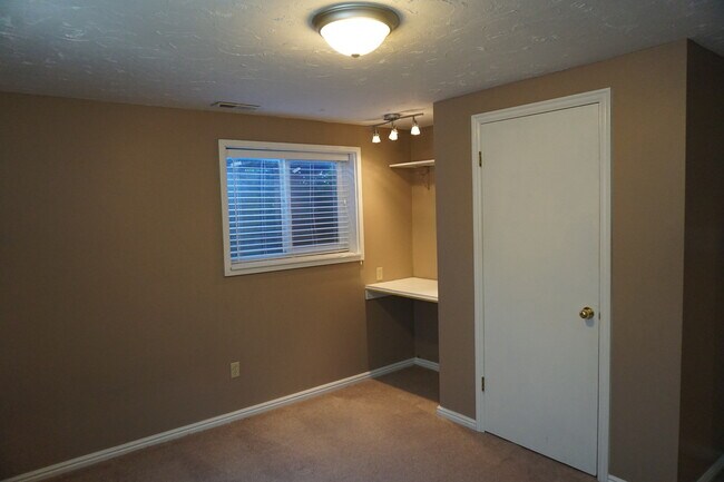 Building Photo - Quiet 5 Bedroom 3 Bath West Jordan Home