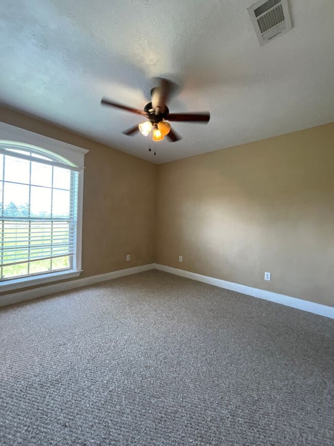 Building Photo - 110 James Dr