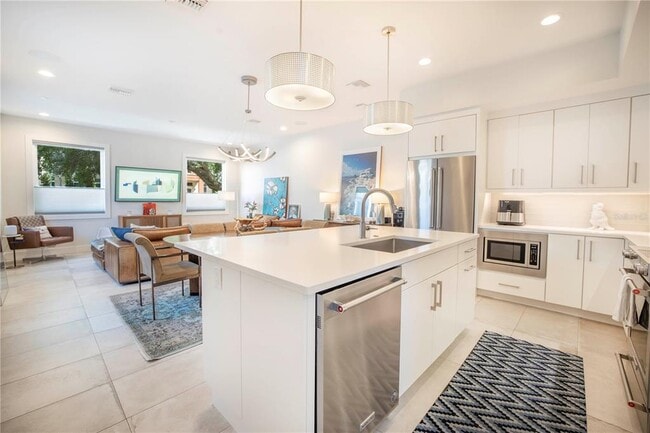 Building Photo - 536 4th Ave S