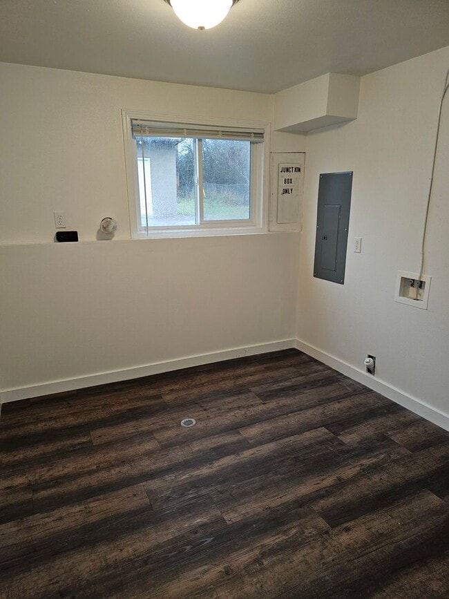 Building Photo - Beautiful Renovated 4 bedroom home For Ren...