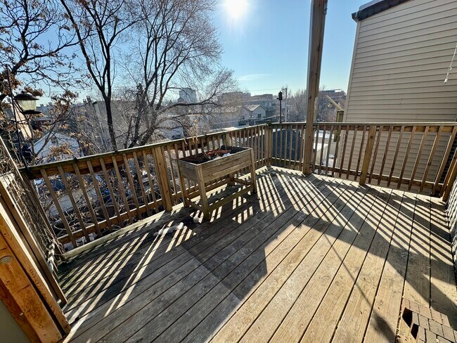 Building Photo - 1331 N Maplewood Ave