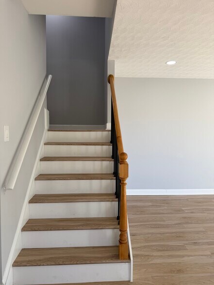 Building Photo - 601 Colonial Ave