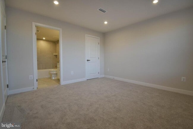 Building Photo - 120 Emily Wy