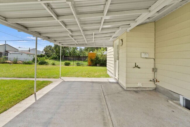 Building Photo - "Charming Spokane Retreat: Cozy 2-Bedroom ...