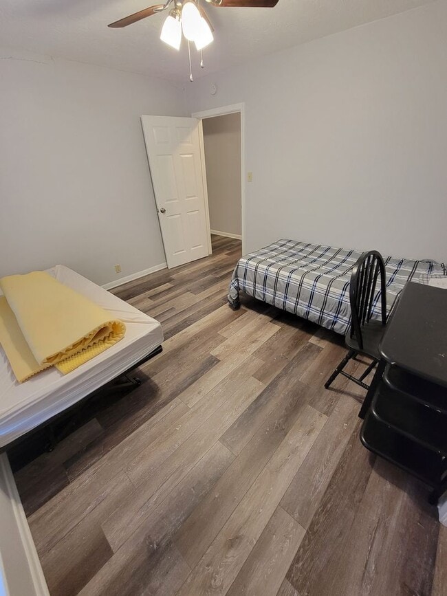 Building Photo - Bryan - 3 bed/ 2 bath / 2 car garage house with fenced back yard, near Texas A&M