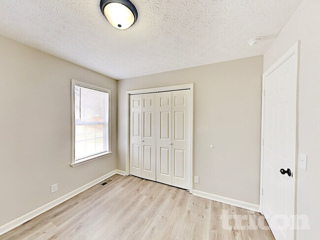 Building Photo - 240 Green Hills Dr