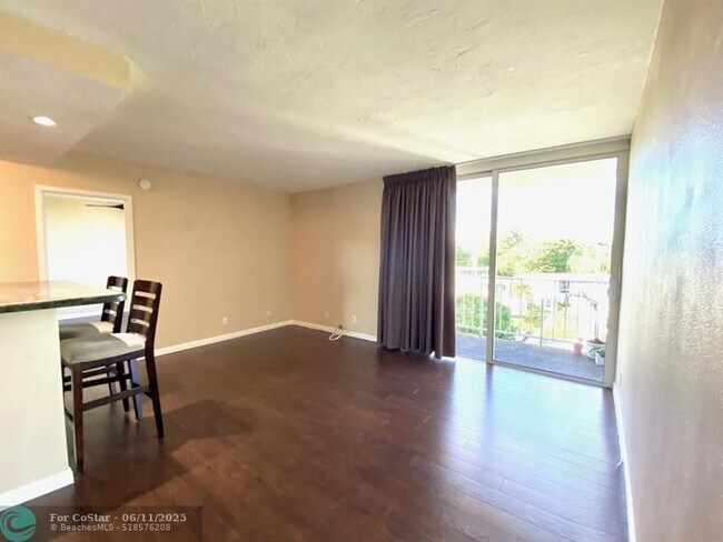 Building Photo - 1050 SE 15th St