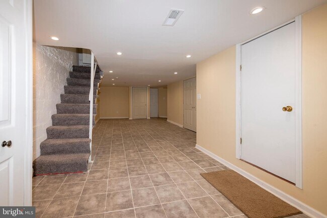 Building Photo - 3317 W Garrison Ave