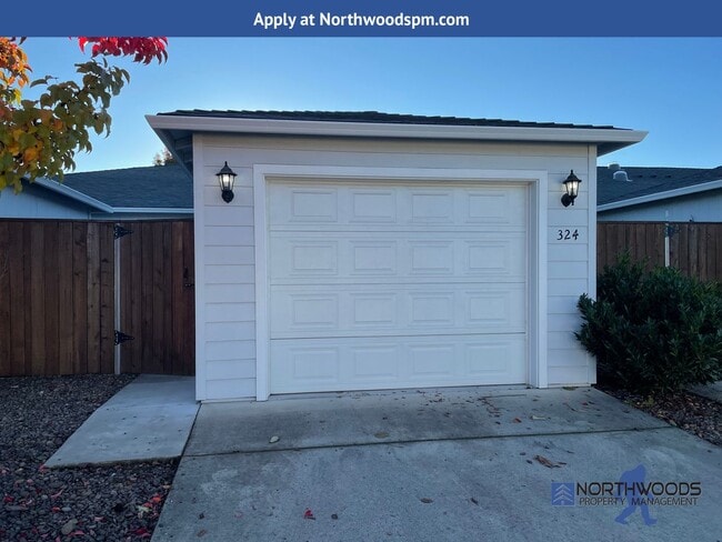 Building Photo - Very Nice 2 Bedroom 2 Bath Home Located in a 55+ Community in Central Point