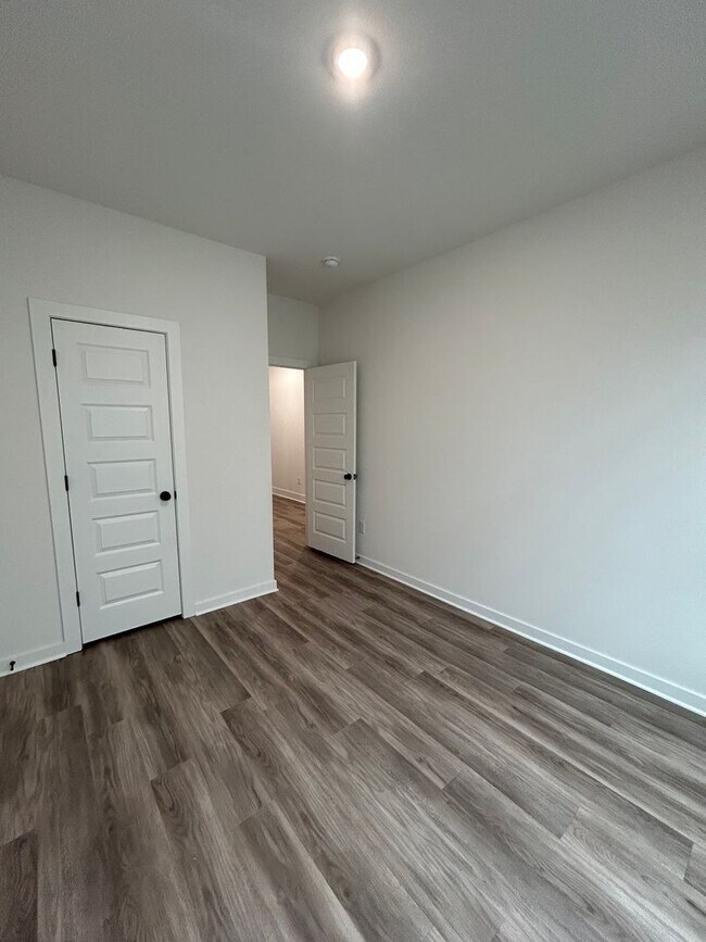 Building Photo - Modern Luxury Living in the Heart of Siloa...